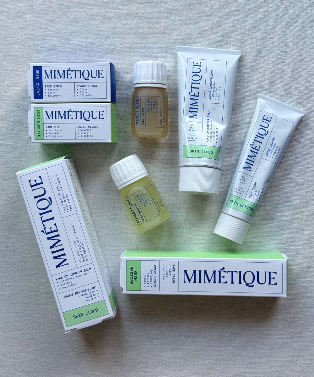 Mimétique – Thương hiệu chăm sóc da Pháp tiên phong với công nghệ tái tạo tế bào da bằng biomimetic Bird's eye view of a flatlay of the Mimetique skincare range and each product's box