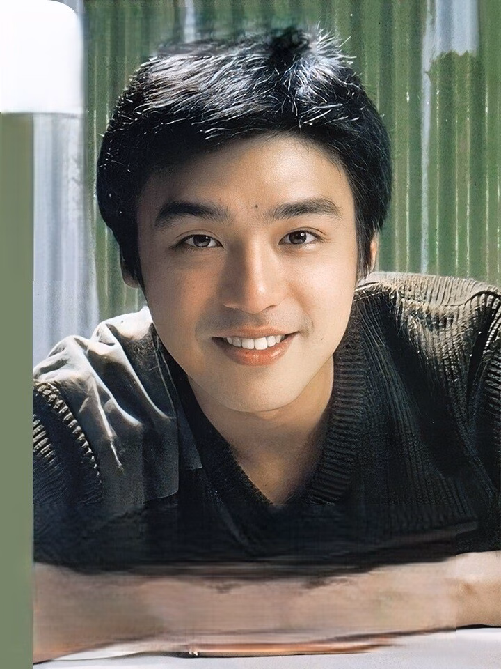 Nam thần nhạc xứ Cảng: Trả nợ vì vợ ‘thổi’ 100 triệu mỗi tháng Nam thần showbiz từng phá sản vì thói quen xài tiền của vợ: Tiêu vặt 100 triệu đồng/tháng, thẻ không hạn ngạch, không mặc lại đồ lần 2!- Ảnh 4.