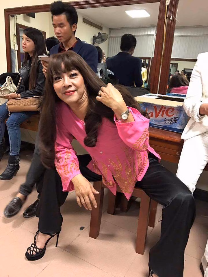 Nghệ sĩ Đức Hải: Hành trình tỏa sáng và hạnh phúc gia đình viên mãn Hình ảnh nữ tính của NS ƯT Đức Hải khiến nhà vợ phải e dè.