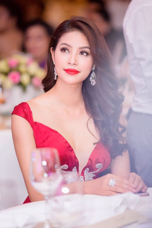 Phạm Hương 2 năm ở Mỹ, nay về Việt Nam với diện mạo mới? Phạm Hương cho biết cô không còn hoạt động showbiz nên không bị áp lực bởi cuộc sống của một người nổi tiếng hay danh hiệu hoa hậu