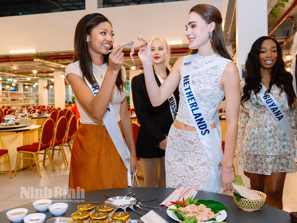 Phát triển du lịch ẩm thực: Cơ hội và thách thức cho Ninh Bình Nhiều người đẹp quốc tế bày tỏ ấn tượng khi thưởng thức món nem dê Ninh Bình.