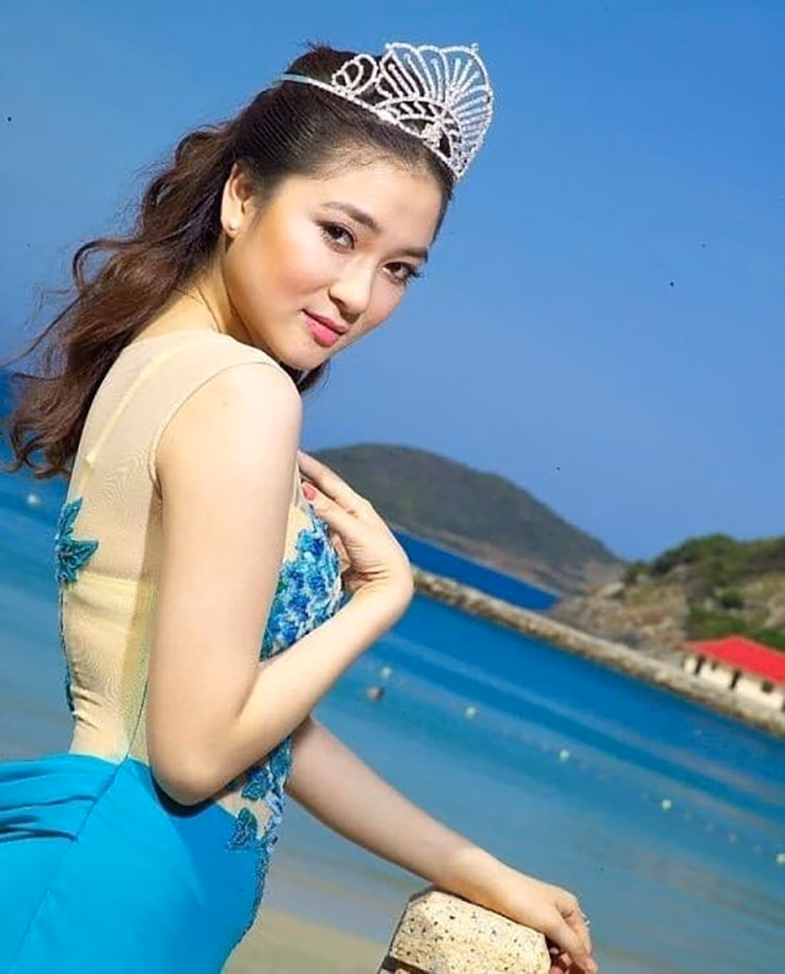 Hoa Hậu Việt Nam Nguyễn Thị Huyền trong trang phục dạ hội (Ảnh: Internet)
