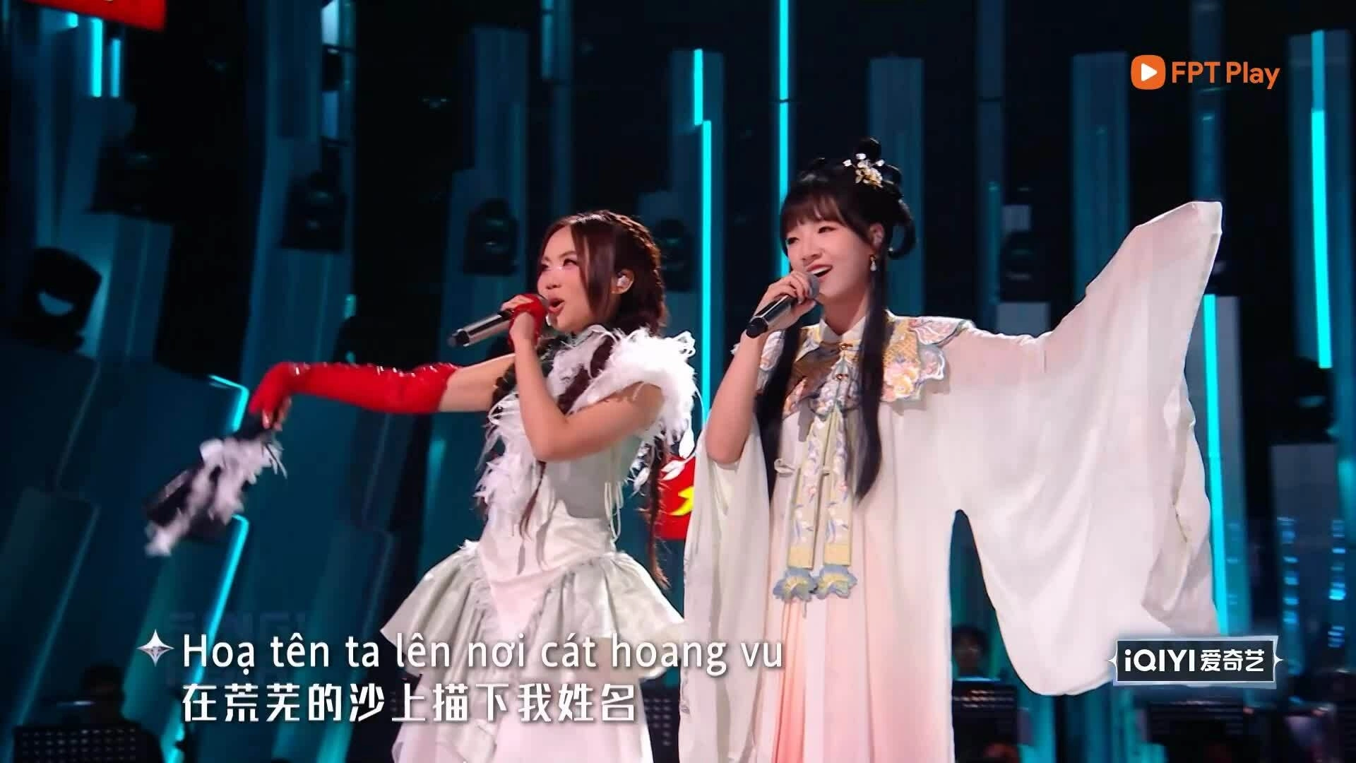 Phương Mỹ Chi đón tiếp nồng hậu ca sĩ Trung Quốc Khả Lâu Phương Mỹ Chi và Khả Lâu diễn mash up 'Túy âm - Lục hải vi vương'