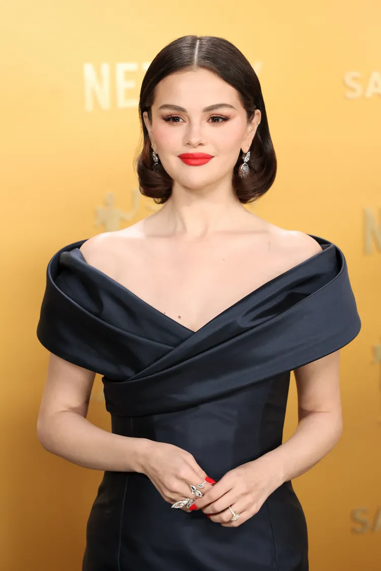 Selena Gomez úp tóc mới phong cách cánh bướm Selena Gomez in an elegant outfit with styled hair at an event