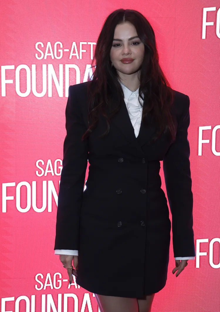 Selena Gomez úp tóc mới phong cách cánh bướm Last year, Gomez rocked a longer hairdo.