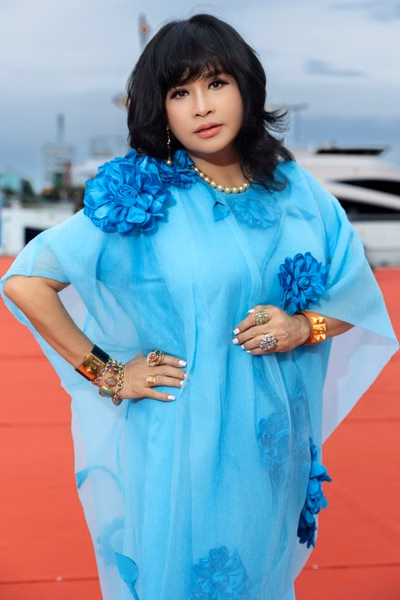 Thanh Lam và bác sĩ Bùi Tiến Hùng tay trong tay bên bờ sông Hàn Thanh Lam và chồng bác sĩ sánh đôi dự show thời trang bên bờ sông Hàn - 3