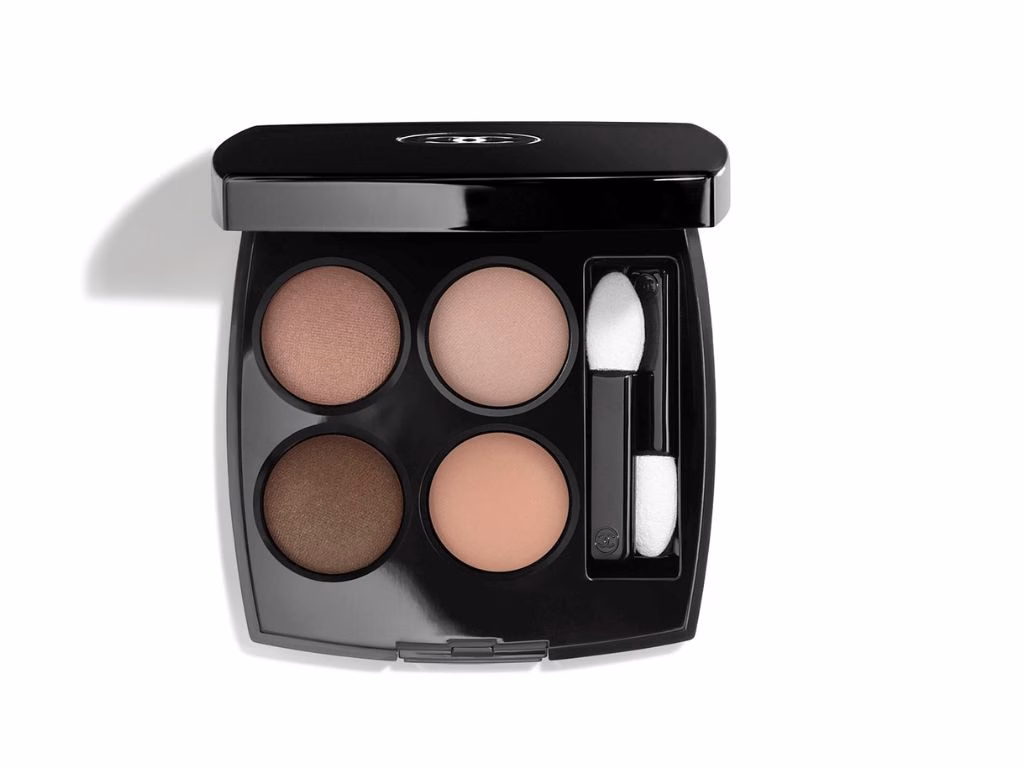 Tia Carrere tiết lộ bí quyết chăm sóc da và những câu chuyện fan gặp gỡ kỳ lạ While she doesn’t use eye liner, Tia will create definition around her eyes with this Chanel palette. Picture: Myer