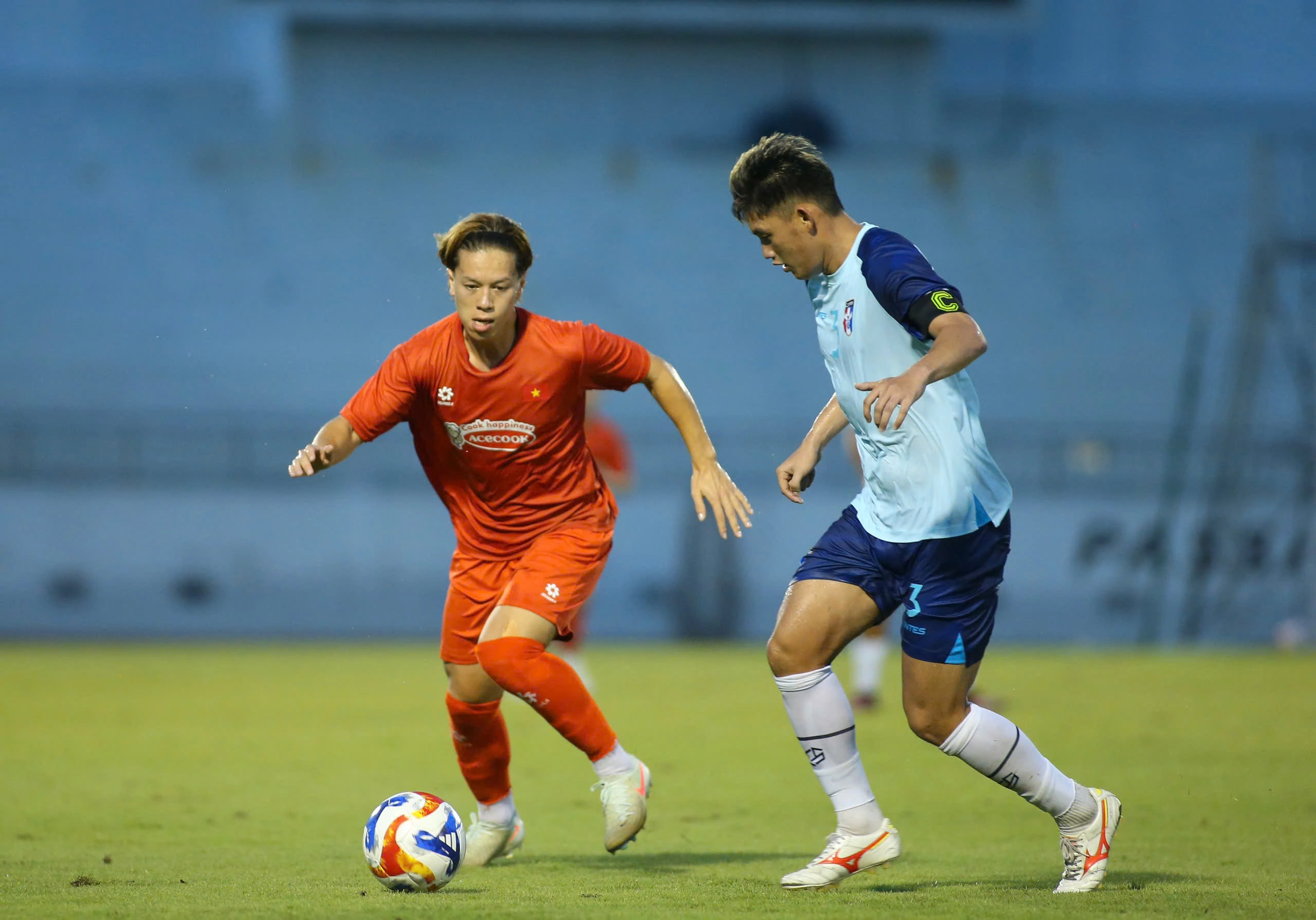 V-League cần thêm Việt kiều tài năng Viktor Lê (áo đỏ) có triển vọng nhưng cần thời gian