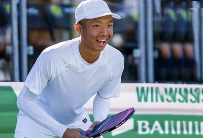 Việt Kiều Quang Dương bị xóa tên khỏi bảng xếp hạng pickleball chuyên nghiệp vì vi phạm hợp đồng Quang Dương tên đầy đủ là Dương Thiên Quang, sinh năm 2006, tại Manhattan Beach (California, Mỹ) có bố và mẹ đều là người Việt. Bố của Quang Dương là một cựu VĐV bóng bàn. Từ nhỏ, anh đã sớm làm quen với các bộ môn thể thao vợt như tennis, bóng bàn và padel.