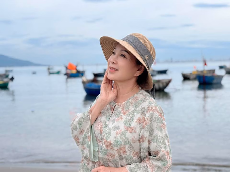 3 sao Việt thăng hoa trên舞台 âm nhạc thế giới NSND Kim Xuân thả hồn trước biển.
