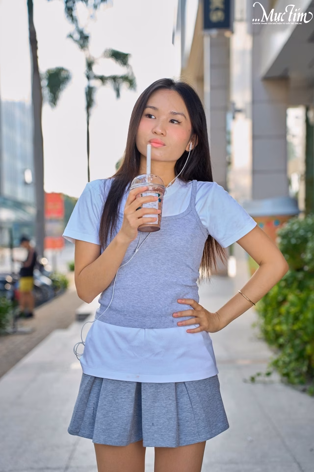 Váy xếp ly trùng màu với áo hai dây sẽ tạo nên sự kết hợp vừa mắt cho trang phục - Ảnh: VŨ