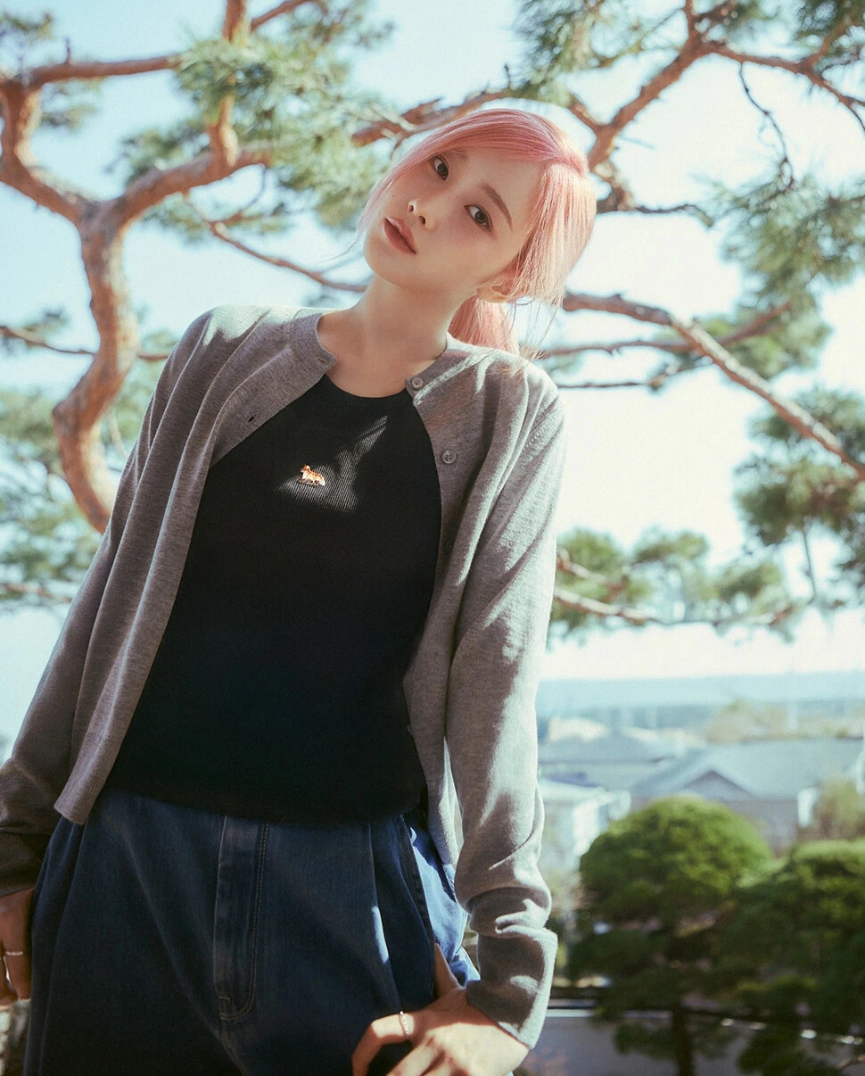Á hậu Dương Tú Anh khoe phong cách trẻ trung với áo thun và cardigan Phong áo cardigan khoác ngoài cũng được ca sĩ GISELLE - thành viên của nhóm nhạc Aespa yêu thích