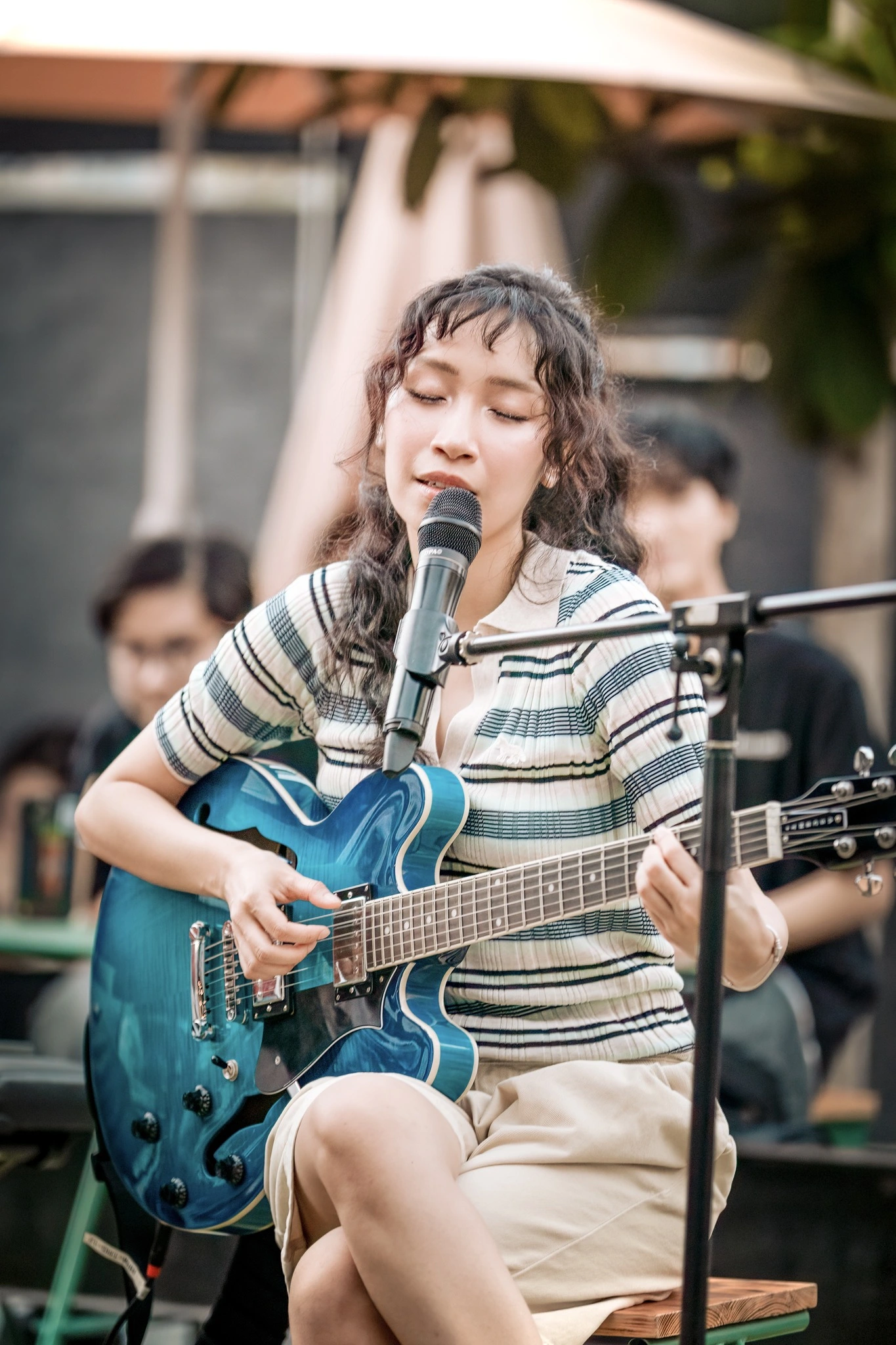 Á hậu Dương Tú Anh khoe phong cách trẻ trung với áo thun và cardigan Ngoài ra, ca sĩ Mỹ Anh yêu thích những mẫu áo thun len chỉ. Con gái ca sĩ Mỹ Linh thường xuyên diện các thiết kế này để tham gia buổi biểu diễn nhỏ