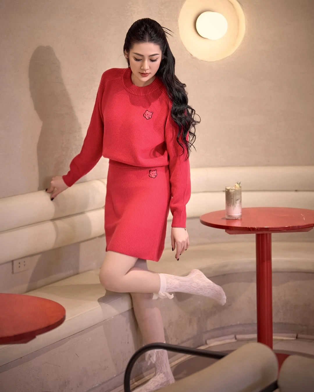 Á hậu Dương Tú Anh khoe phong cách trẻ trung với áo thun và cardigan Vừa qua, Dương Tú Anh chia sẻ khoảnh khắc hạnh phúc bên chồng và con trai. Cô viết: "Nhân dịp kỷ niệm 7 năm ngày cưới, em xin phép được tặng anh một voucher trị giá 93 năm nữa hoàn toàn miễn phí, chúc anh và gia đình sẽ có nhiều trải nghiệm vui vẻ và thú vị bên em". Ở tuổi 32, mỹ nhân 9X được mọi người ngưỡng mộ vì có một mái ấm hạnh phúc