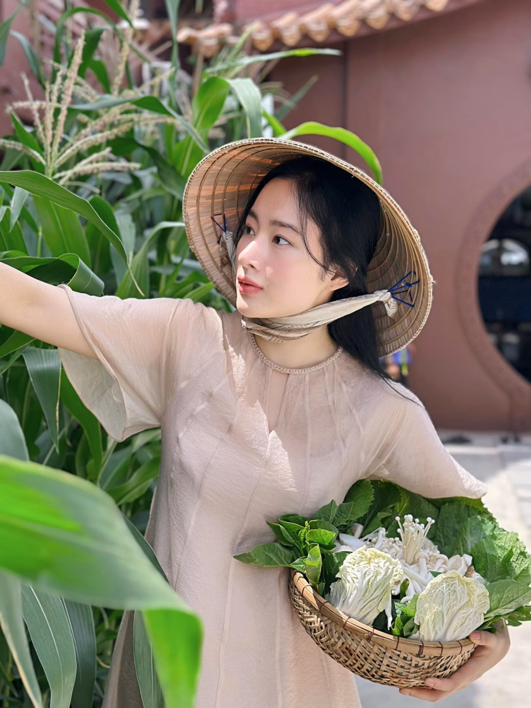 Có thời gian Angela Phương Trinh xây dựng hình ảnh dịu dàng, thiền định nhưng khi đã hết gây chú ý cô lại chuyển hướng tạo ra hình tượng mới khiến khán giả không biết đâu mới là con người thật của cô