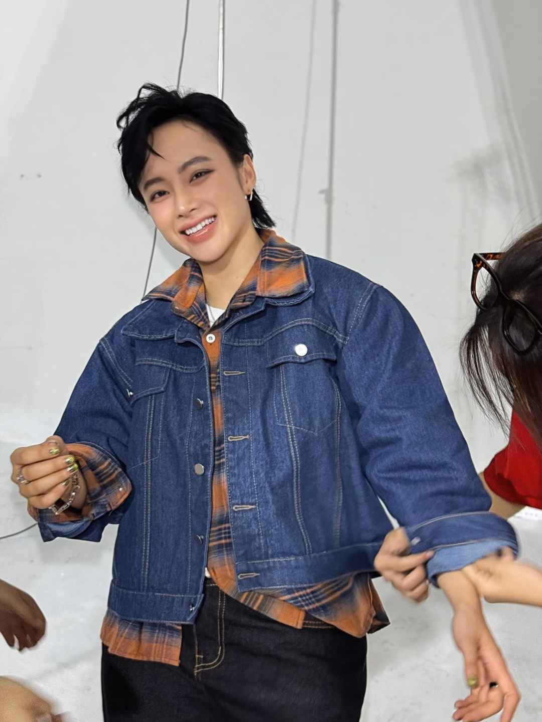 Angela Phương Trinh flex cơ bắp, phản ứng bất ngờ khi gặp HLV Phạm Văn Mách Angela Phương Trinh thái độ ra mặt giữa lúc bị bàn tán ngoại hình đô con- Ảnh 3.