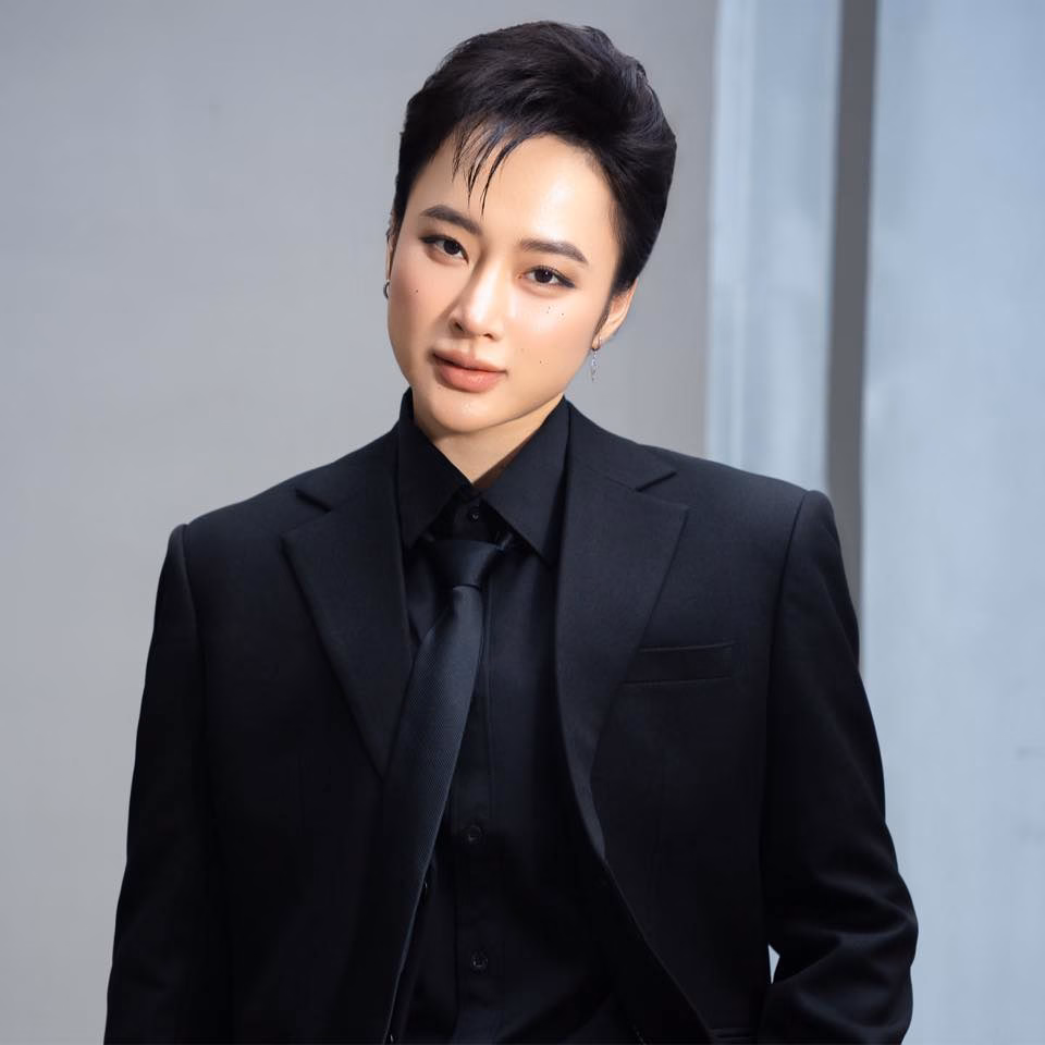 Angela Phương Trinh flex cơ bắp, phản ứng bất ngờ khi gặp HLV Phạm Văn Mách Hiện tại, cô không còn đóng phim mà chuyển hướng sang livestream bán hàng online
