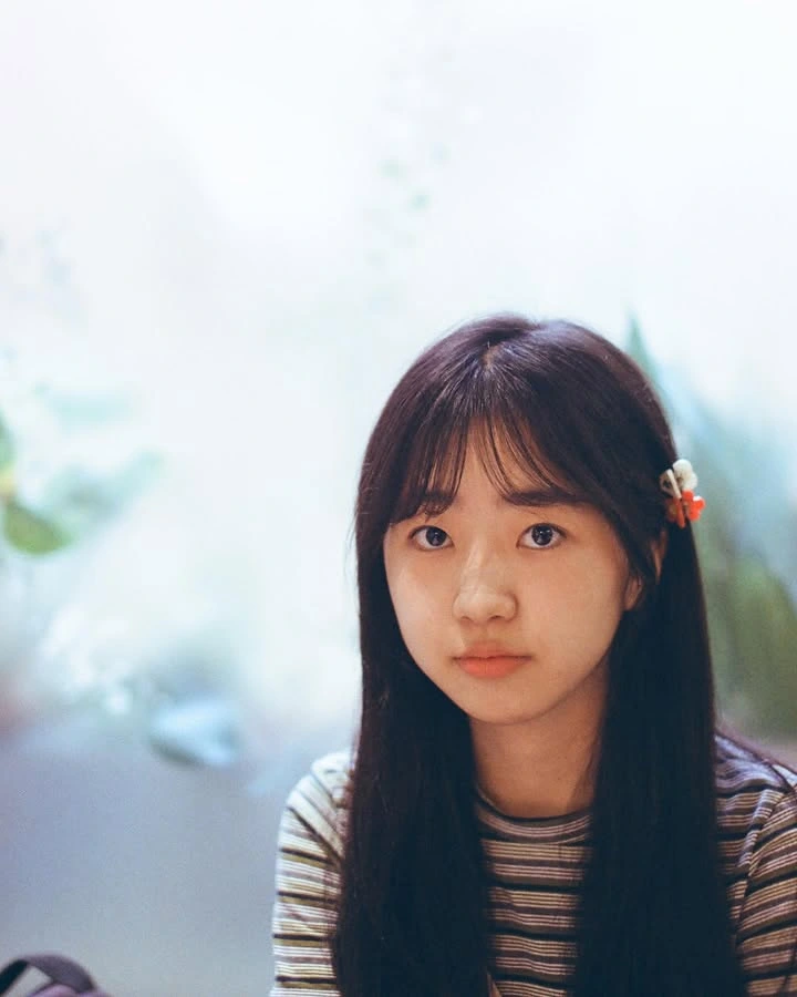 Bạch Tiểu Anh, diễn viên 18 tuổi khiến khán giả mê mẩn với vai diễn chính trong Girl Ở tuổi 18, Bạch Tiểu Anh được khen ngợi ngày càng xinh đẹp, nữ tính, ra dáng thiếu nữ