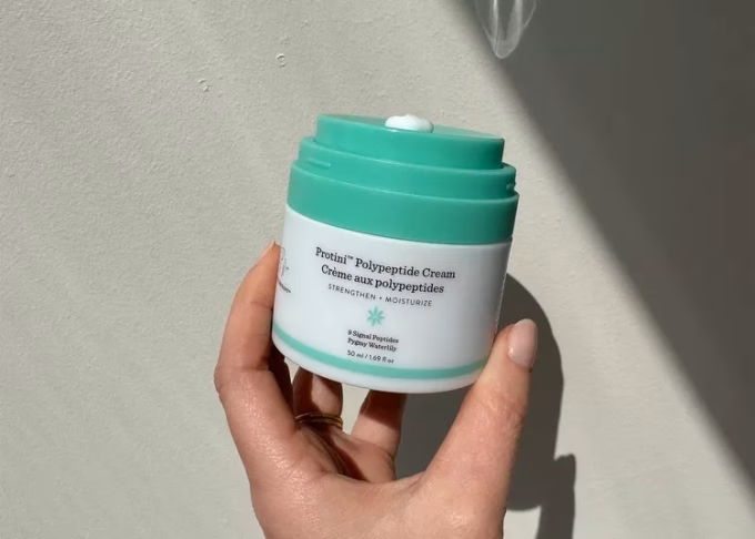 Biên tập viên Byrdie: Bí quyết giúp da căng mịn với sản phẩm Protini Polypeptide của Drunk Elephant Loại kem dưỡng được Holly Rhue yêu thích có kết cấu dạng gel cream, nhờ đó thẩm thấu nhanh, hạn chế nhờn dính trên da, phù hợp cho hầu hết các loại da. Sản phẩm có giá niêm yết là 69 USD cho hũ 50 ml (khoảng 1,8 triệu đồng).