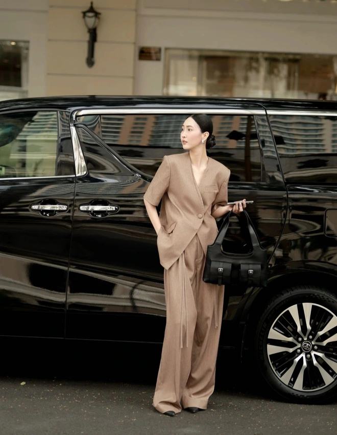 Blazer và chân váy dài – ‘High fashion’ cho mùa thu 2025 Blazer và chân váy dài – bộ đôi "high fashion" của mùa thu - Ảnh 10.