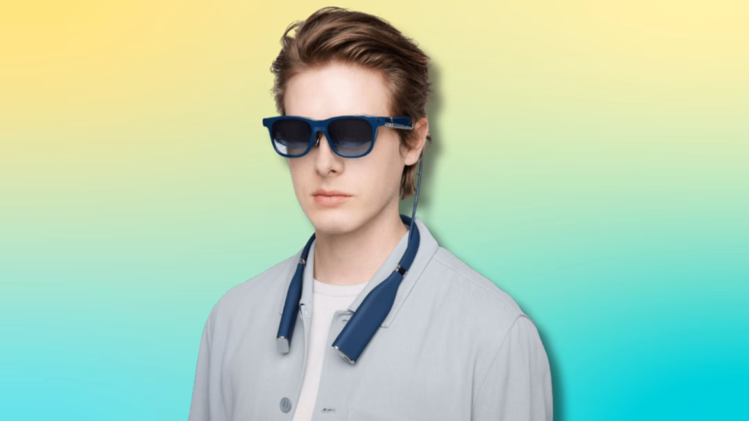 Các thương hiệu hé mở phong cách nam Xuân-Hè 2026 chàng trai đeo kính thông minh Viture Pro XR Glasses