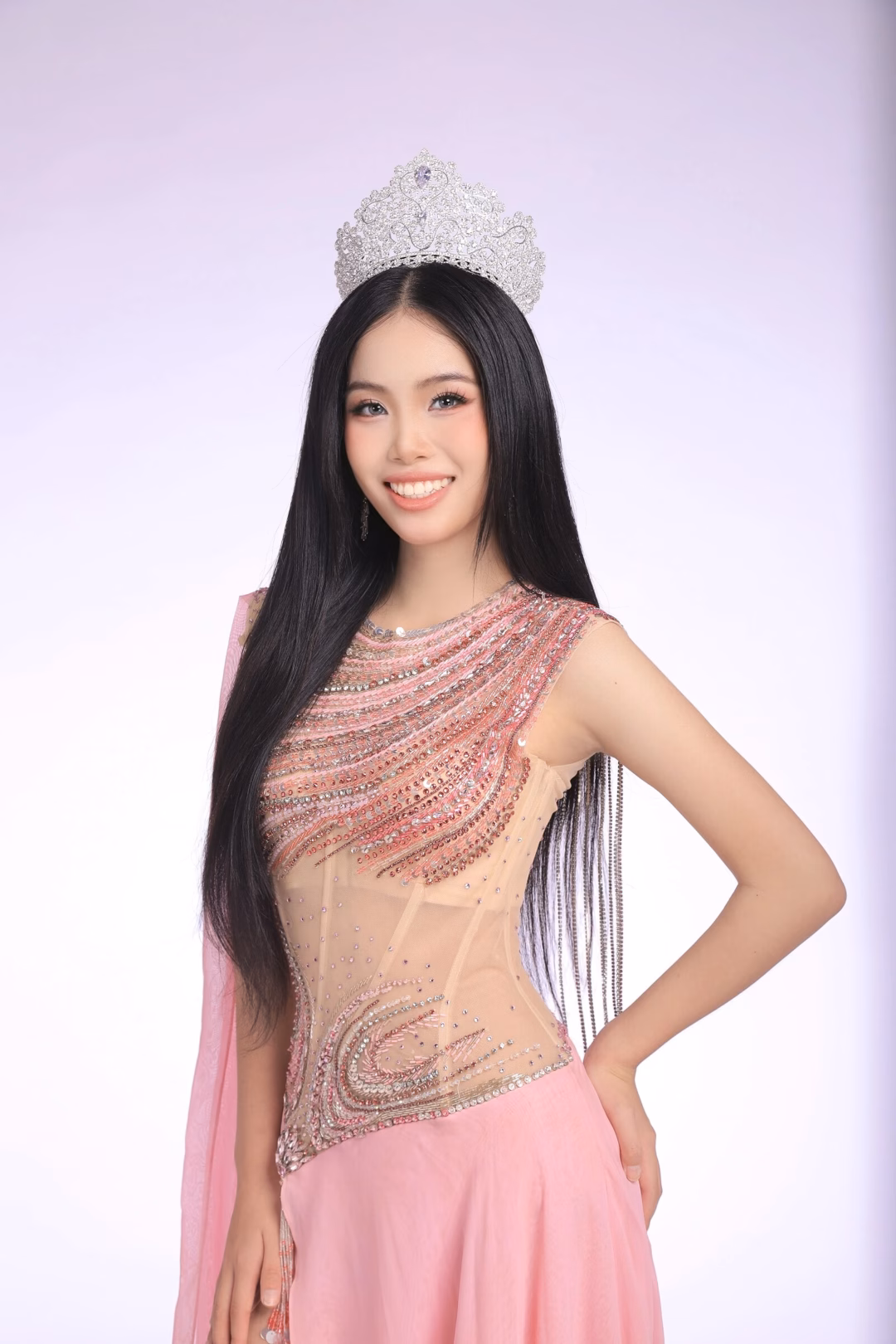 Người đẹp đến từ Quảng Ngãi yêu thích hoạt động cộng đồng, làm thiện nguyện