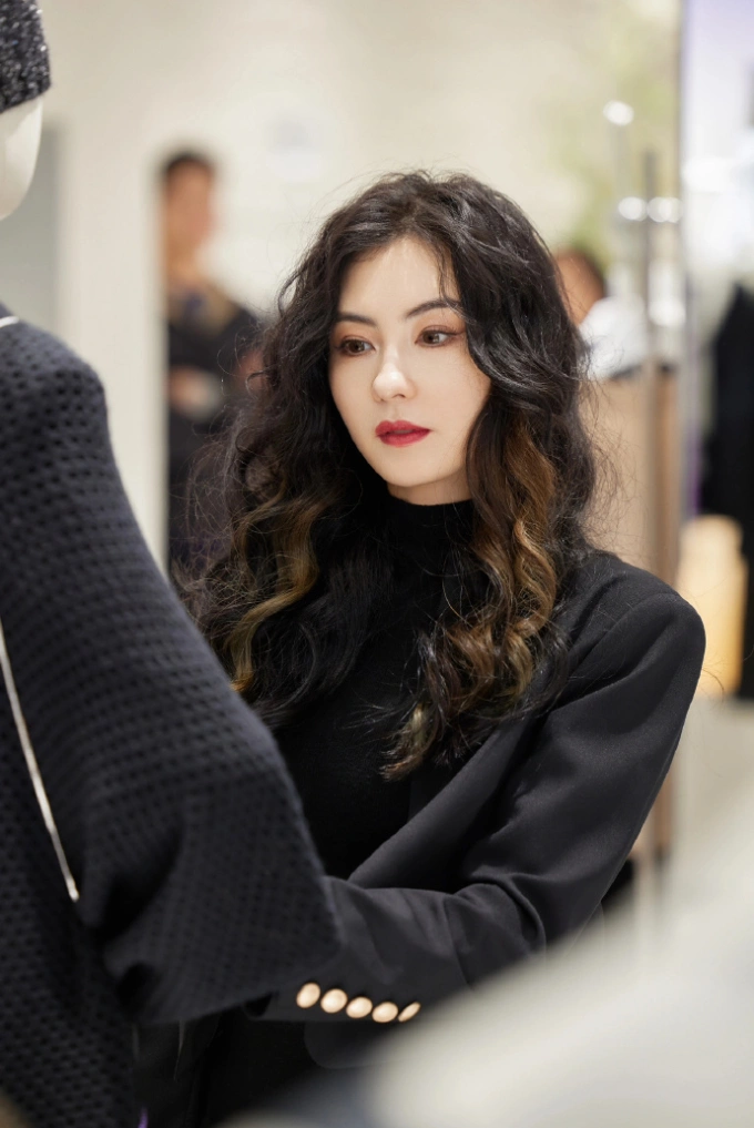 Con trai thứ ba của Trương Bá Chi gây sốt với nhan sắc lai Trương Bá Chi dự sự kiện gần đây. Ảnh: Weibo