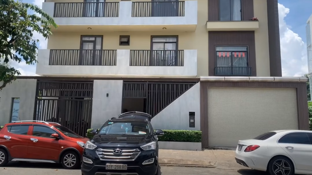 Cuộc sống hiện tại của Kim Tử Long và vợ sau nhiều mối tình đau Biệt thự mặt tiền của Kim Tử Long gồm 3 tầng, rộng 300m2