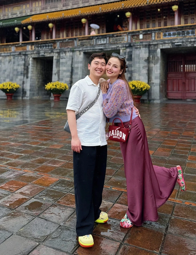 Cuộc sống ở Canada của Diễm Hương sau 8 năm đăng quang Vợ chồng Diễm Hương về nước thăm gia đình và du lịch, tham quan Đại Nội Huế, tháng 5/2025.