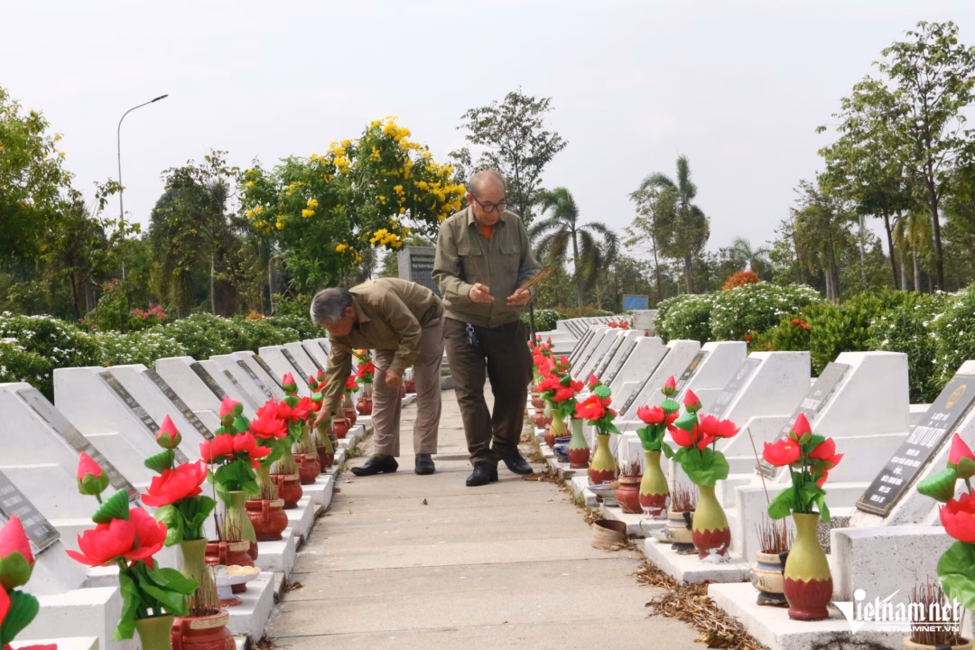 Cựu chiến binh trở về nghĩa trang gặp đồng đội đã khuất Nghĩa trang Liệt sĩ tỉnh Đồng Nai. Ảnh: Hoàng Anh