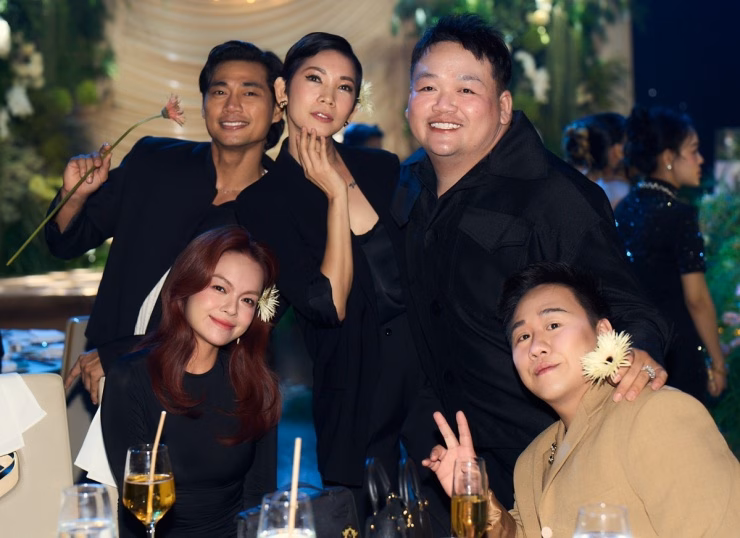 Đạt G và Cindy Lư tổ chức tiệc cưới, sao Việt đổ về chúc mừng Ca sĩ Phạm Quỳnh Anh (ngồi bên trái) hội ngộ Xuân Lan, Trung Quân Idol và nhiều bạn bè ở tiệc cưới Đạt G.