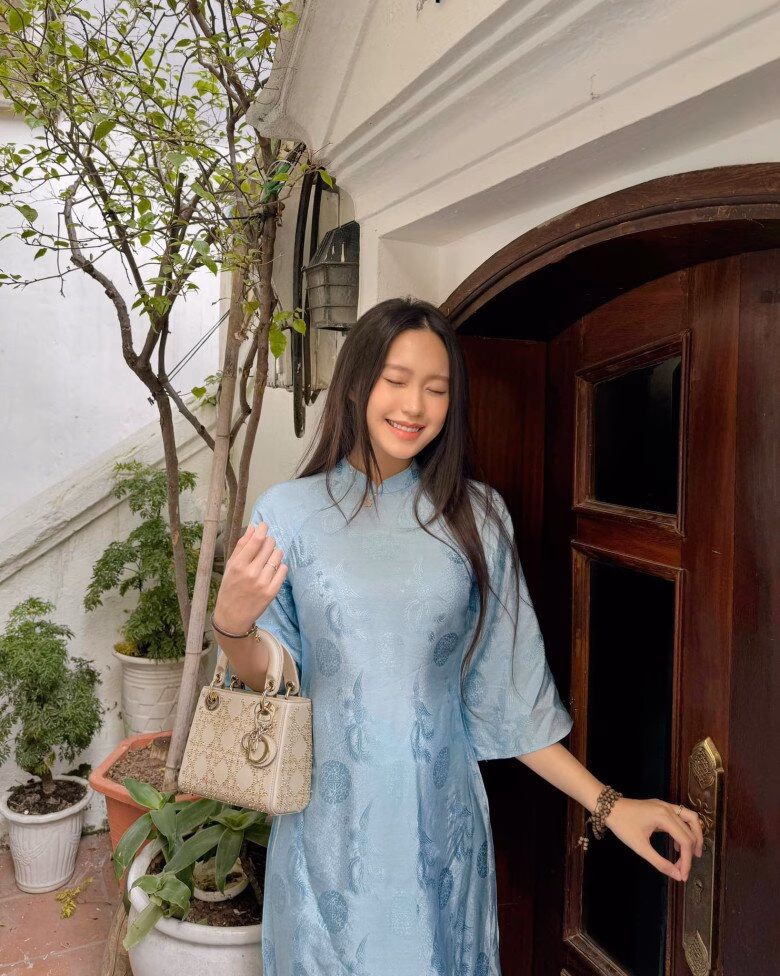 Doãn Hải My và những chiếc túi hiệu đắt tiền của Hậu vệ Đoàn Văn Hậu Không cần chạy theo xu hướng, Doãn Hải My thể hiện rõ gu thời trang ổn định khi chọn Lady Dior – mẫu túi kinh điển của Dior. Cô từng diện mẫu Lady Dior mini trong loạt ảnh Tết, kết hợp cùng áo dài đỏ truyền thống. Giá trị chiếc túi rơi vào khoảng 150 triệu đồng.