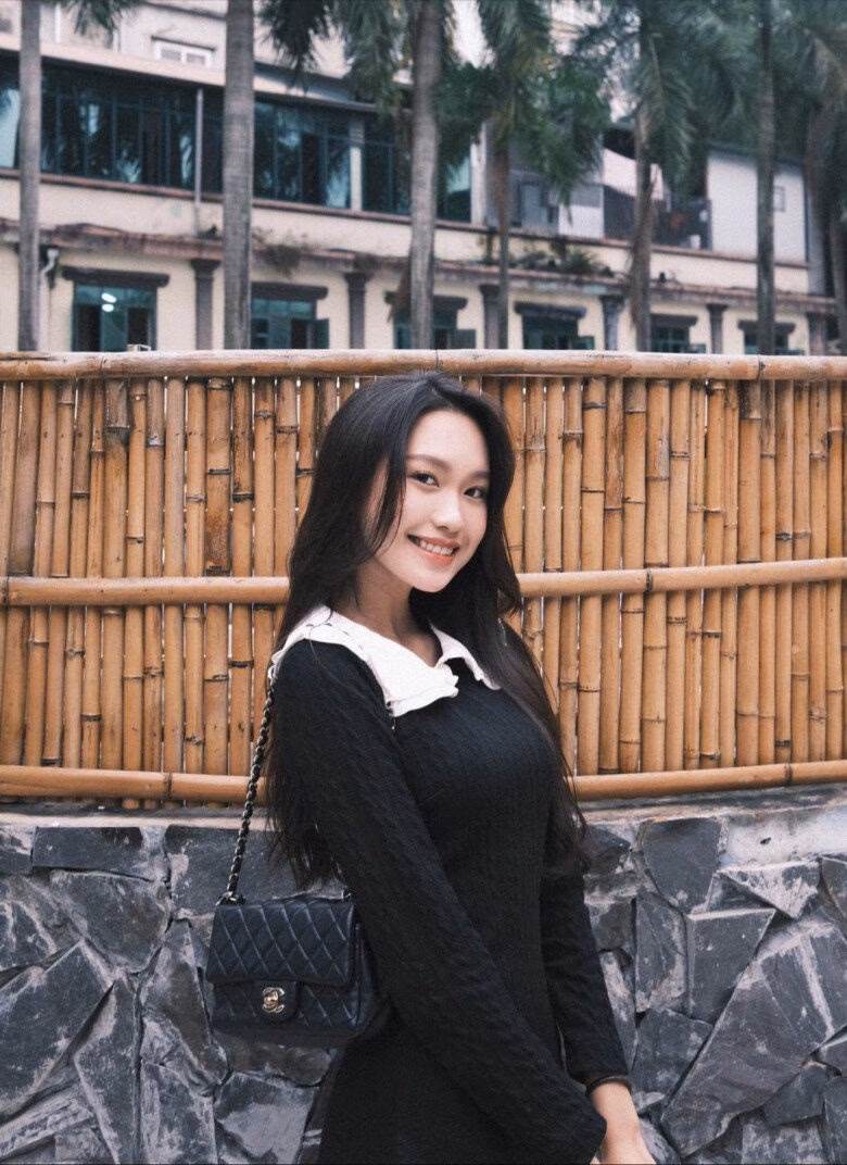 Doãn Hải My và những chiếc túi hiệu đắt tiền của Hậu vệ Đoàn Văn Hậu Một trong những chiếc túi đắt đỏ nhất trong BST của Hải My chính là chiếc flap bag của Chanel làm từ da cừu non. Dù nhỏ nhắn, nhưng đây là biểu tượng của sự tinh tế và quyền lực trong giới thời trang, có giá gần 200 triệu đồng.
