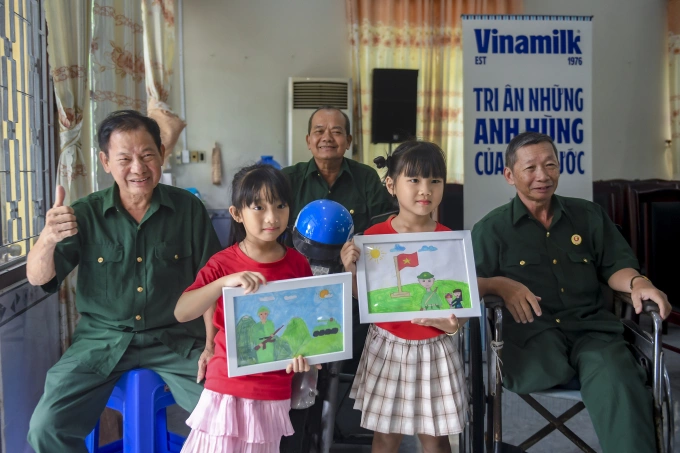 Gần 100 trẻ em vẽ tranh tặng cựu chiến binh nhân Ngày Thương binh – Liệt sĩ Các thương bệnh binh ở Long Đất chụp ảnh lưu niệm cùng thế hệ con em của nhân viên Vinamilk. Ảnh: