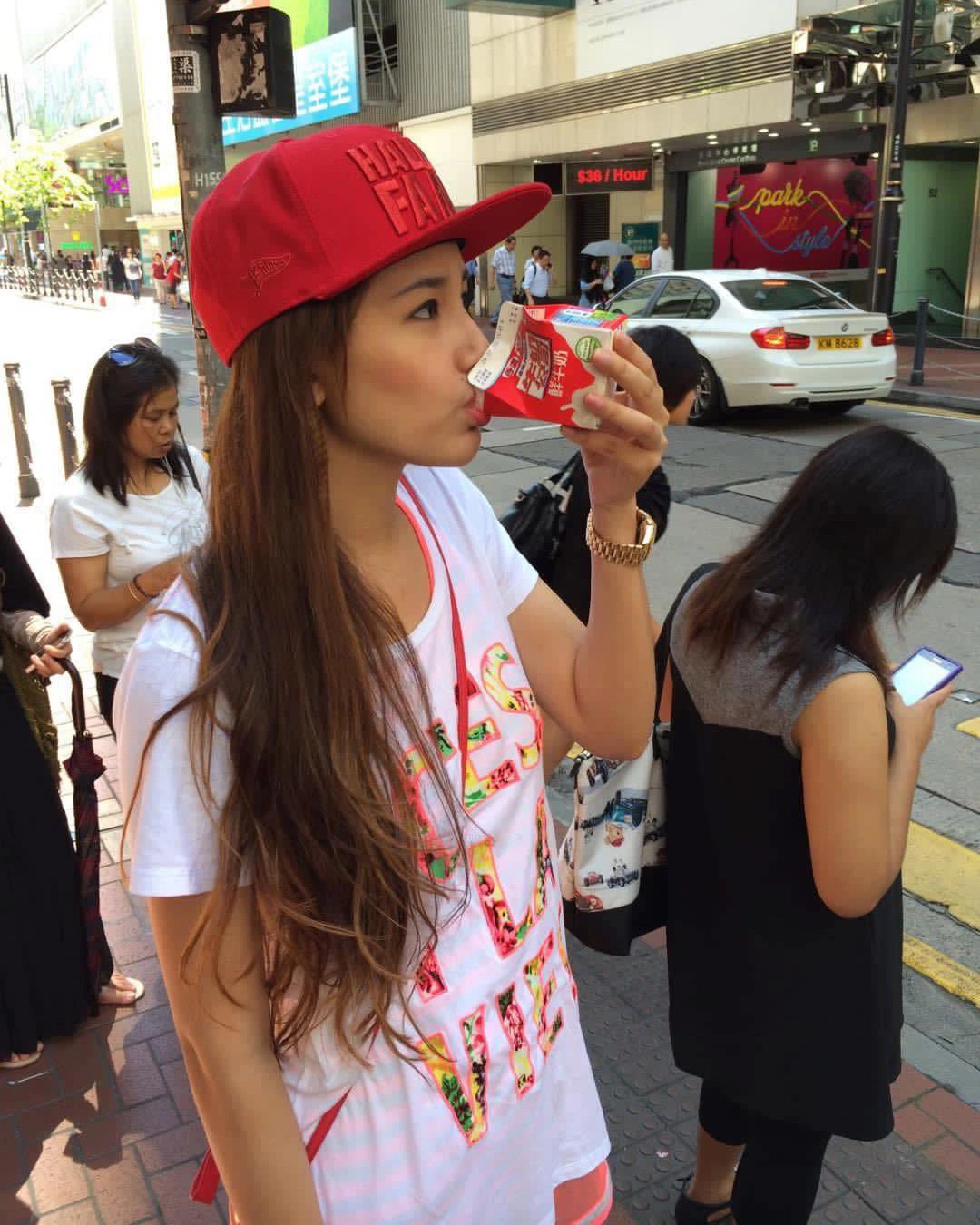 H’Hen Niê, Mai Phương Thúy gợi ý style cực mê cho mùa hè, ai cũng nên thử Mai Phương Thúy đăng lại bức ảnh từ năm 2014. Thời điểm đó, cô theo đuổi phong cách hiphop giống mốt của giới trẻ bấy giờ.