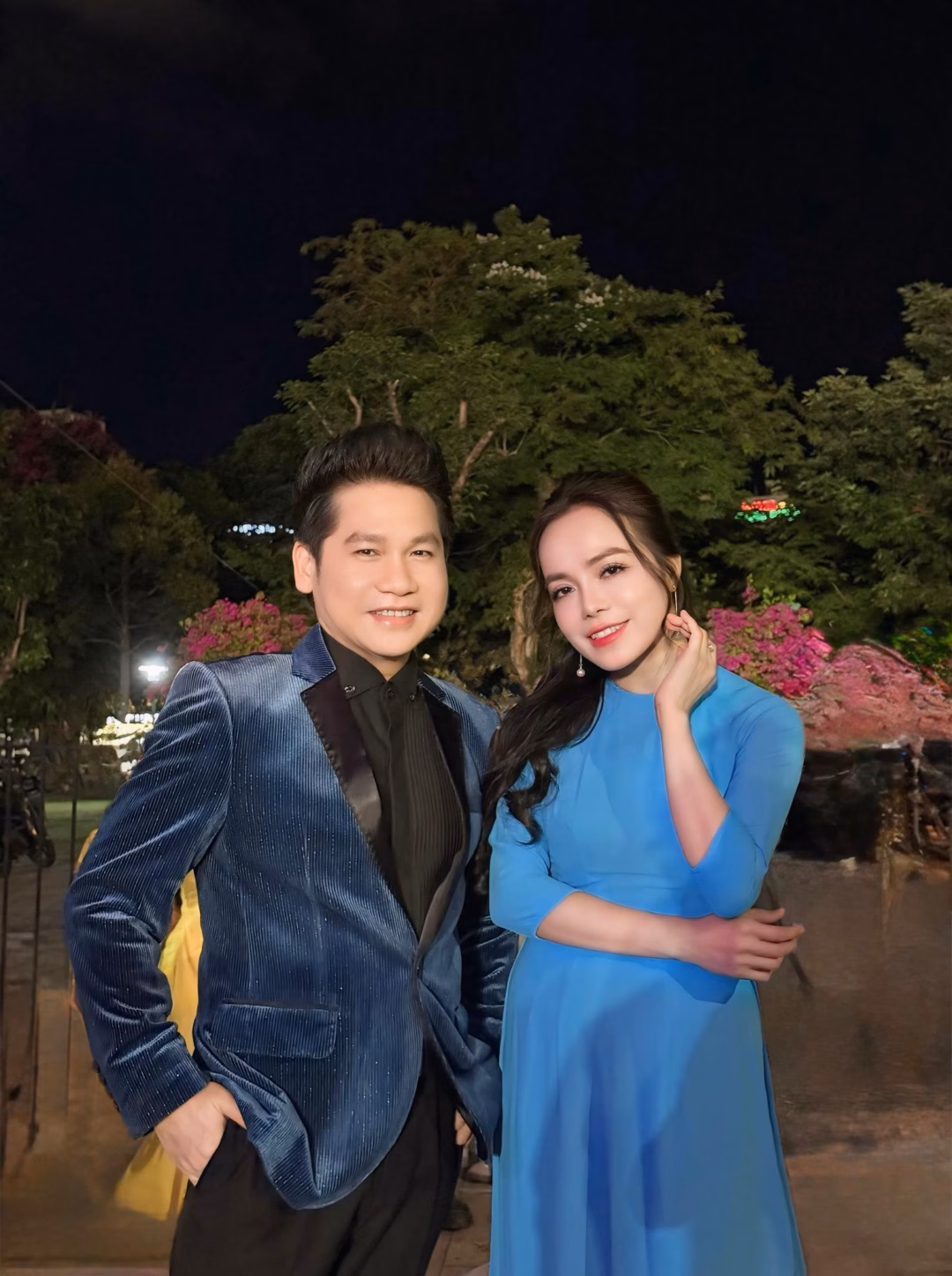 Ca sĩ Lan Anh đăng ảnh bên ca sĩ Trọng Tấn cùng chú thích vui: "Đôi bạn chuẩn bị nhập học Đại học Thanh nhạc - Học viện Âm nhạc Quốc gia Việt Nam".