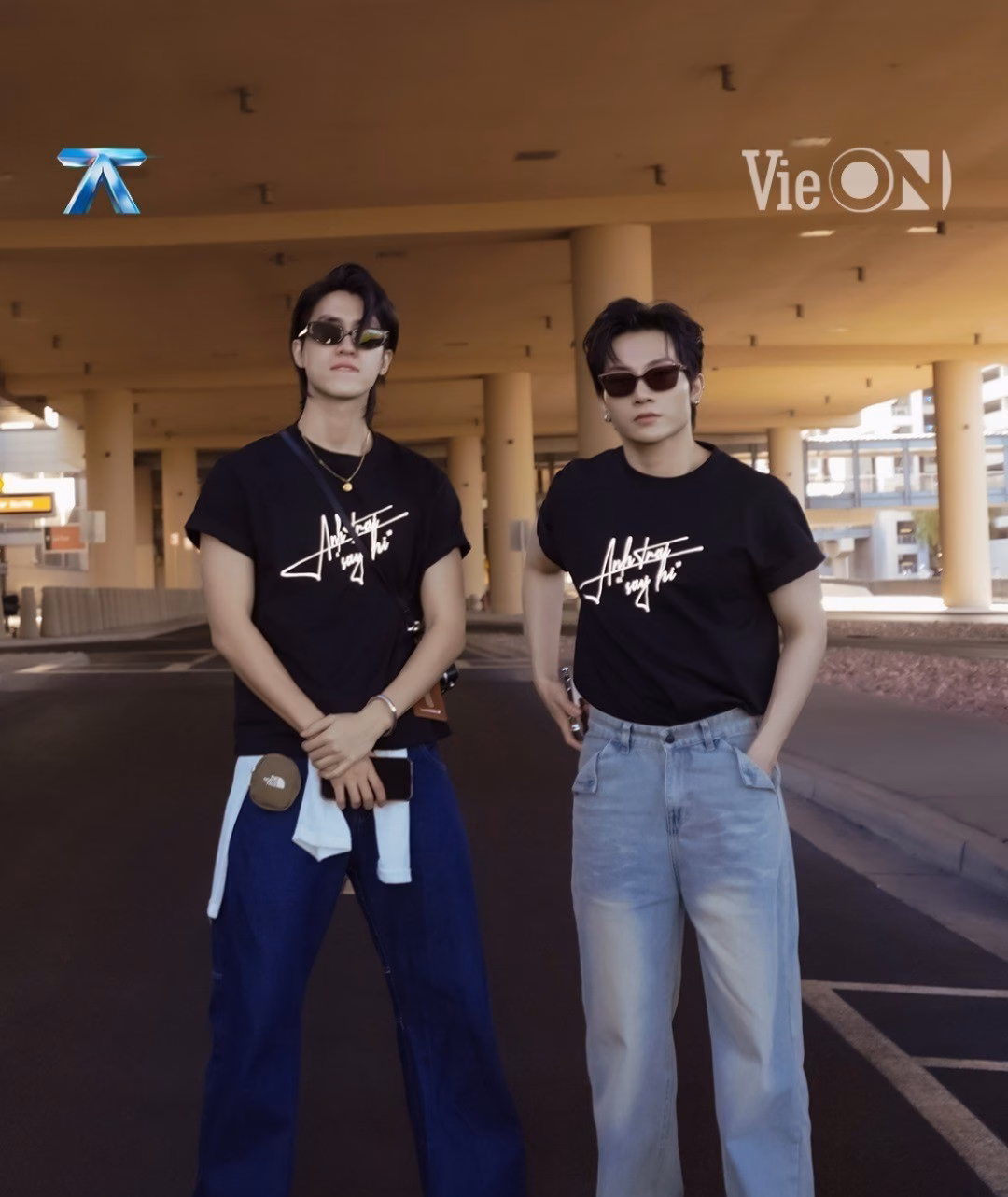 HIEUTHUHAI và 25 anh trai đọ sắc tại sân bay Mỹ 26 anh trai góp mặt trong concert tại Las Vegas gồm Hieuthuhai, Isaac, Dương Domic, Quang Hùng MasterD, Đức Phúc, Erik, Quân A.P, Jsol, Negav, Rhyder, Hurrykng, Anh Tú, Song Luân…