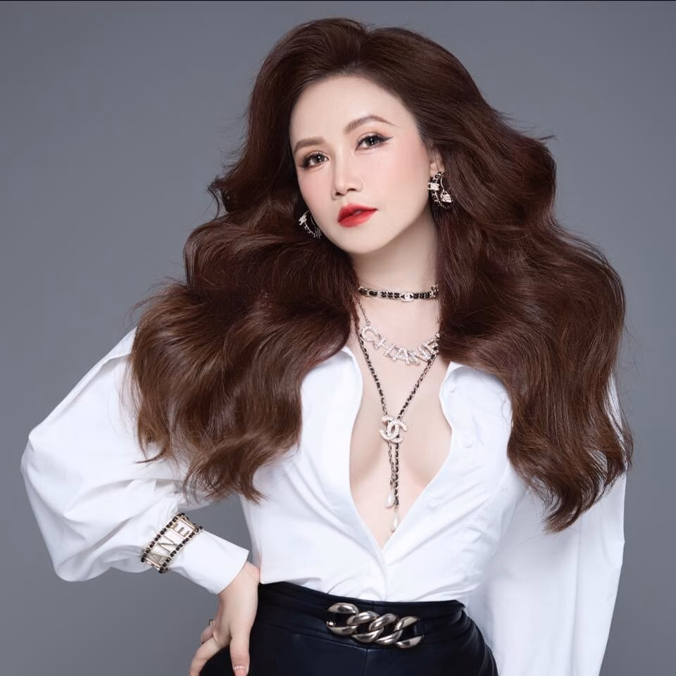 Hoàng Yến lên tiếng trước những mỉa mai về cuộc sống tình cảm Hoàng Yến cũng từng bị đồn rằng cô bỏ tiền dựng chuyện tình cảm để đánh bóng tên tuổi.