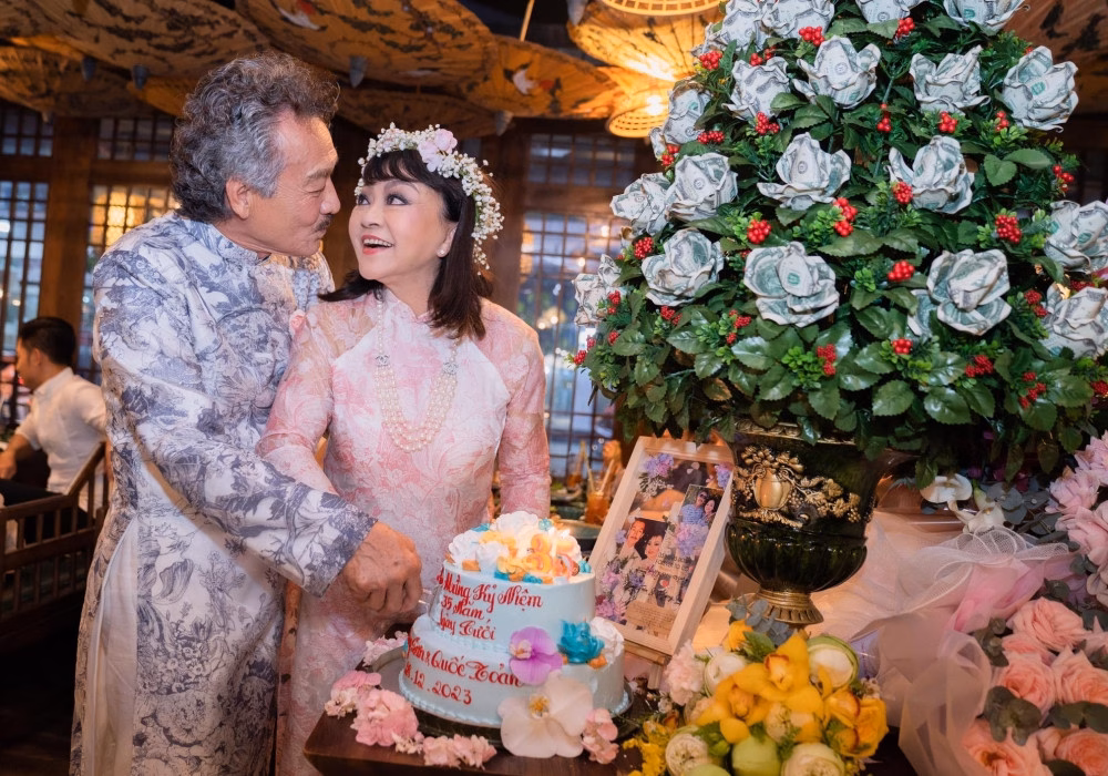 Hương Lan tận hưởng cuộc sống bình dị trong khu vườn Mỹ Cặp đôi kỷ niệm 35 năm kết hôn.