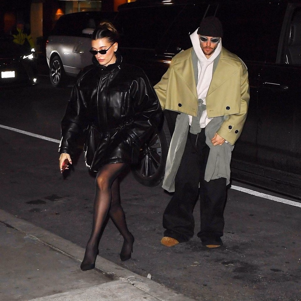 Justin Bieber ra mắt album mới, vợ chồng Hailey Bieber ‘ghi điểm’ với style đối lập Hailey Bieber looked sensational in the monochromatic look