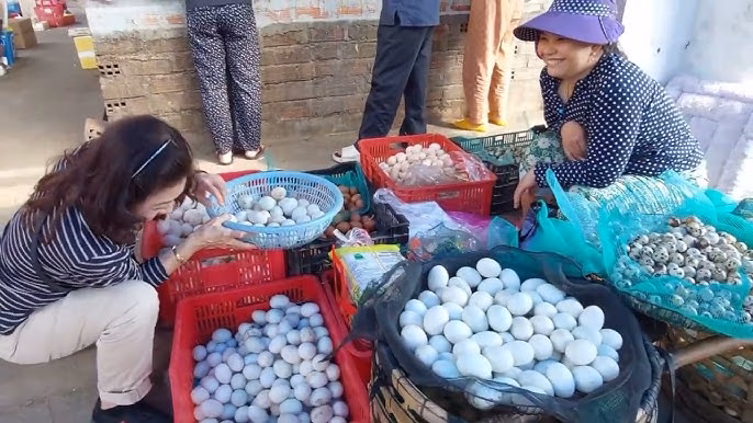 Giữa lòng Bình Định có khu chợ bán hải sản siêu rẻ, tồn tại gần 200 năm vẫn đông khách bậc nhất - 3