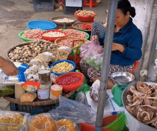 Giữa lòng Bình Định có khu chợ bán hải sản siêu rẻ, tồn tại gần 200 năm vẫn đông khách bậc nhất - 7