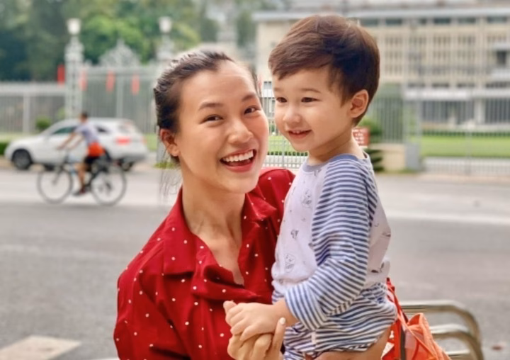 Hoàng Oanh một mình nuôi con sau ly hôn.