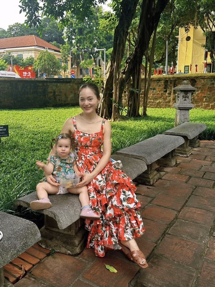Hai mẹ con cũng tham quan một số điểm du lịch nổi tiếng ở Hà Nội, trong đó có Văn miếu Quốc Tử Giám. Diễn viên sinh năm 1983 được nhận xét trông gầy hơn, nhưng vẫn tươi tắn khi bên con.