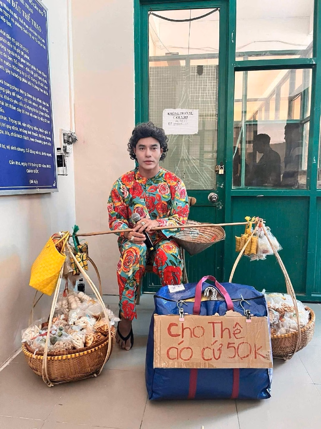 Lê Dương Bảo Lâm gây ấn tượng với trang phục độc đáo trong 2 ngày 1 đêm Nam diễn viên còn mang theo cả gánh hàng rong, diện bộ pyjama họa tiết hoa rực rỡ làm nên thương hiệu.