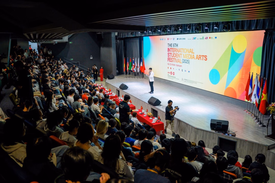 Liên hoan phim sinh viên quốc tế ISMA2025: Cơ hội để sinh viên Việt Nam tỏa sáng PGS.TS Trần Thị Mỹ Diệu, Hiệu trưởng Trường Đại học Văn Lang trao kỷ niệm chương cho các thành viên của BTC, Ban Giám khảo Liên hoan.