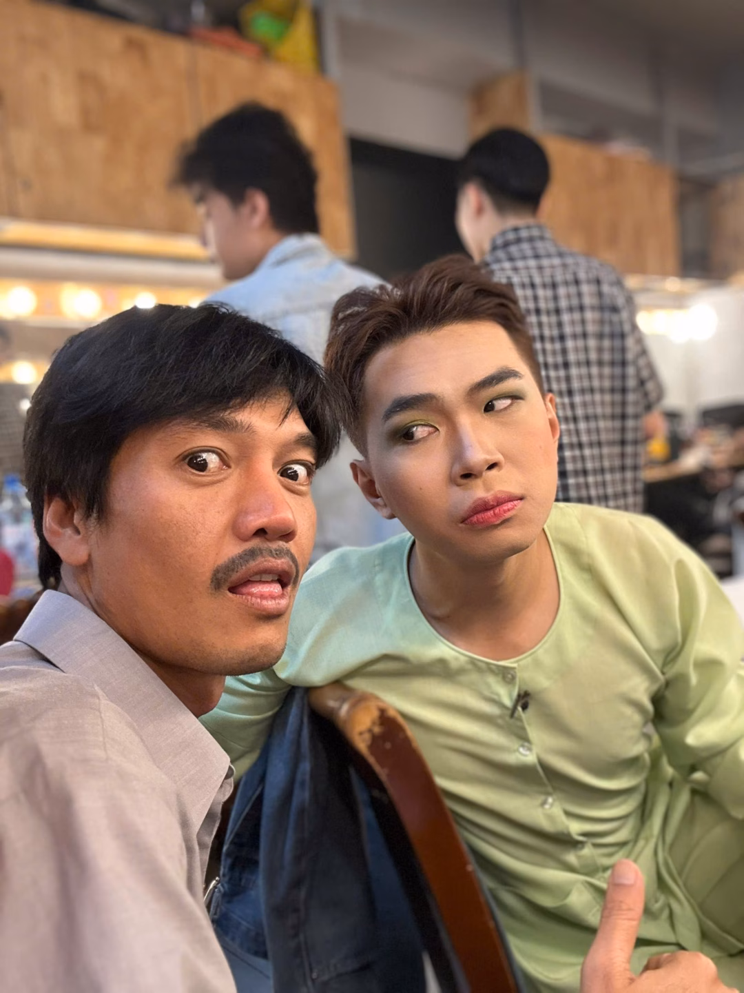 Lương Thế Thành khoe cơ bắp, Hương Giang quậy với TikToker Diễn viên Quang Tuấn thân thiết đàn em Minh Dự trong hậu trường.