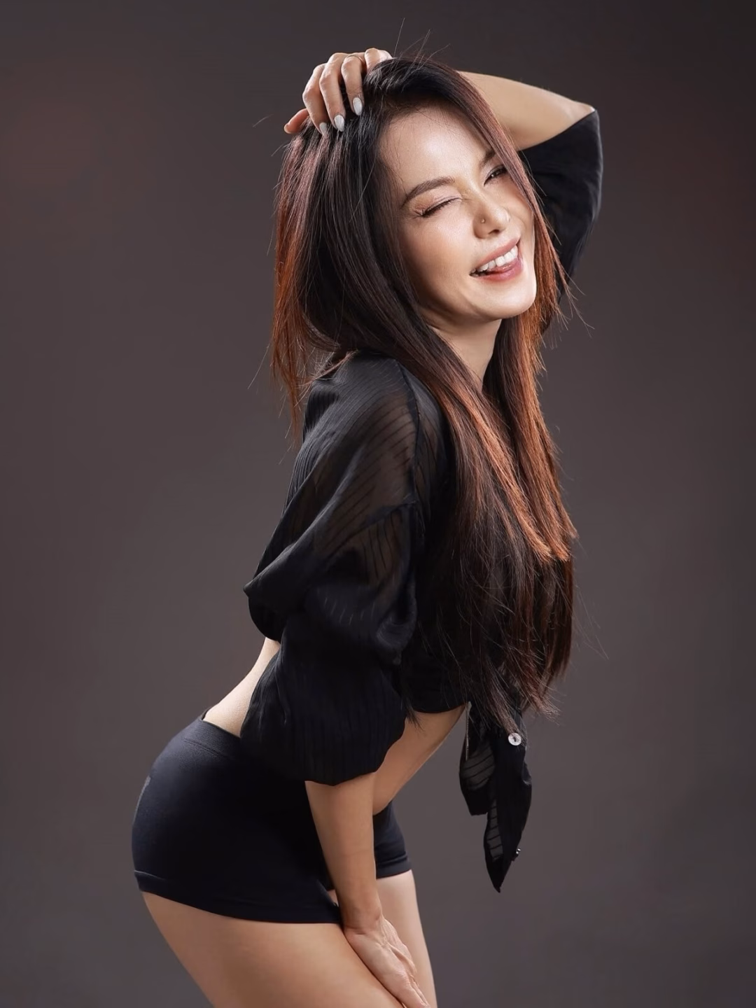 Lý Thanh Thảo xuất sắc với body săn chắc, thần thái tự tin Người đẹp chuộng lối trang điểm sắc sảo với điểm nhấn ở môi và mắt.
