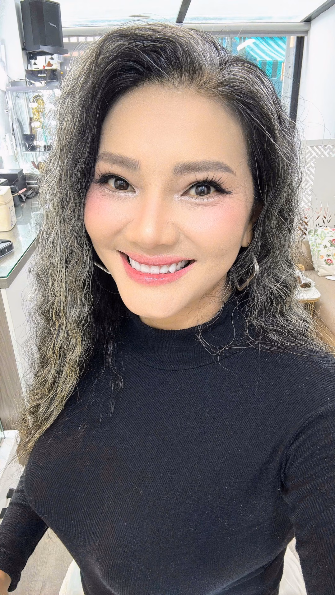 Diễn viên Kiều Trinh khoe diện mạo mới.
