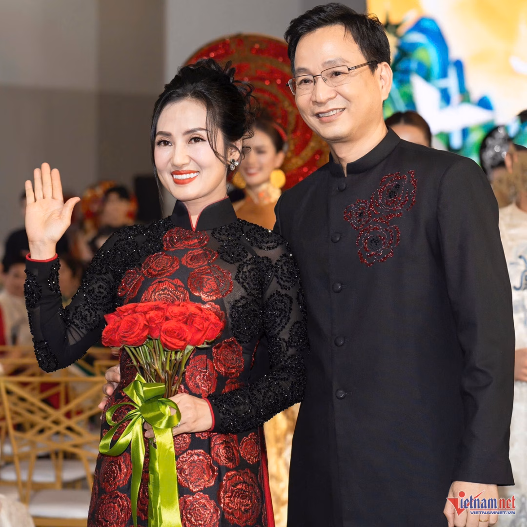 MC Phương Thảo bất ngờ xuất hiện sau thời gian lui về chăm gia đình Cặp đôi viên mãn sau nhiều năm cưới.